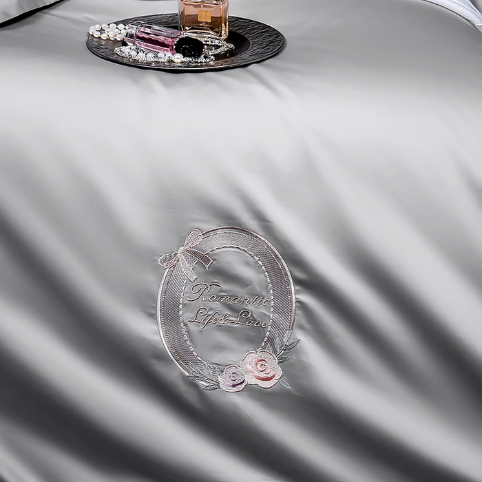 91家纺网 家纺一手货源 找家纺 U品汇 2025新款60s支贡缎长绒棉刺绣花四件套纯棉全棉100%棉礼盒包装 安妮贝尔-高级灰