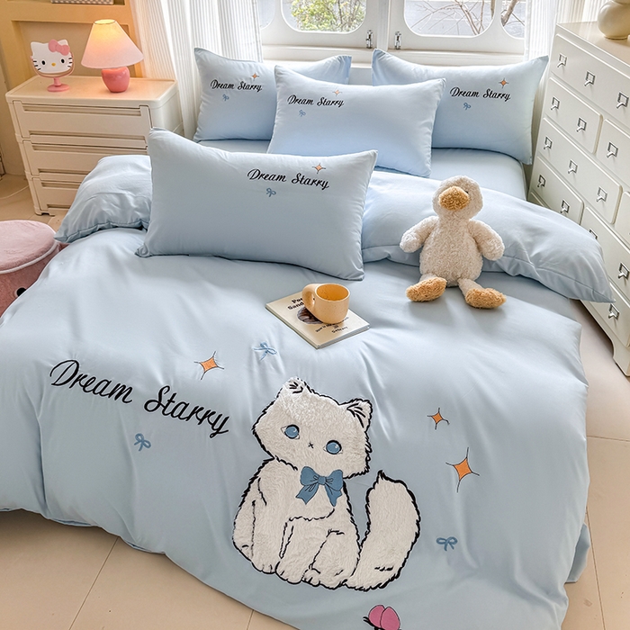 91家纺网 家纺一手货源 找家纺 凯美 2025新款超柔水洗棉卡通贴布绣四件套 幸运小猫-浅蓝