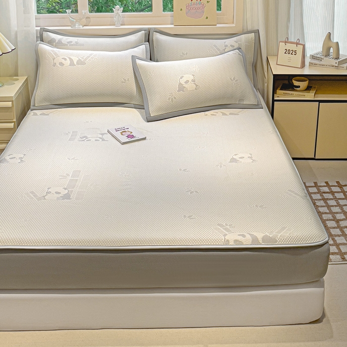 91家纺网 家纺一手货源 找家纺 富馨莱 2025新款A类480克PE凉感凉豆豆凉席三件套和单件床笠款 熊猫嘟嘟-灰