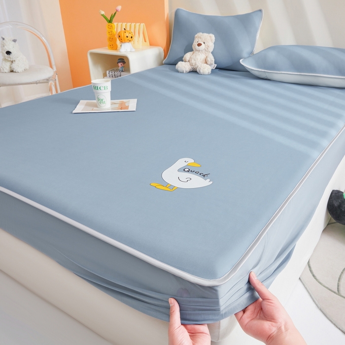 91家纺网 家纺一手货源 找家纺 2025春夏新款独家研发太空层凉感鸭冰丝烫画软凉席床笠款 凉感鸭-宾利蓝