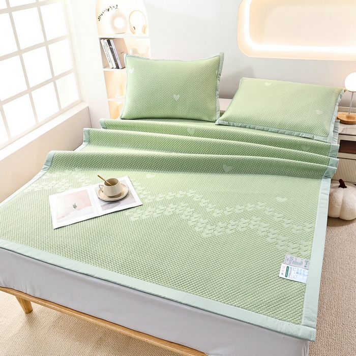 91家纺网 家纺一手货源 找家纺 新月家纺（锦威郎） 2025新款凉爽亲肤冰豆豆条席 爱心绿