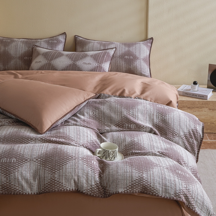 91家纺网 家纺一手货源 找家纺 2025新款亲肤全棉三层纱提花四件套 菱格-赤缇