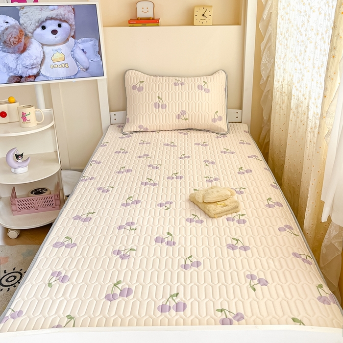 91家纺网 家纺一手货源 找家纺 川悦生活 2025新款小阪凉感丝印花凉席-学生床 奶噗樱桃