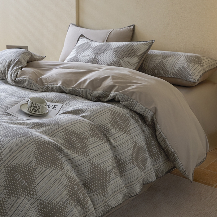 91家纺网 家纺一手货源 找家纺 2025新款亲肤全棉三层纱提花四件套 菱格-月灰