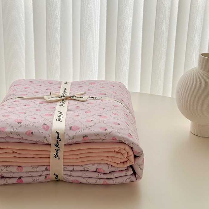 91家纺网 家纺一手货源 找家纺 塞纳 2026新款.全棉有氧双层纱四件套-场景一 奶油草莓-紫