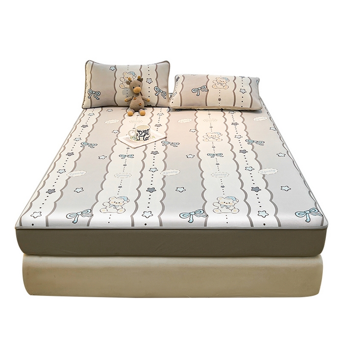 91家纺网 家纺一手货源 找家纺 2025春夏新款独家研发太空层凉感软席冰丝印花凉席床笠款 甜梦小熊