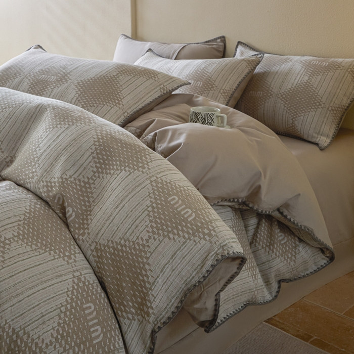 91家纺网 家纺一手货源 找家纺 2025新款亲肤全棉三层纱提花四件套 菱格-露褐