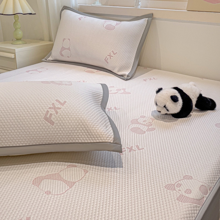 91家纺网 家纺一手货源 找家纺 富馨莱 2025新款A类480克PE凉感凉豆豆凉席三件套和单件床笠款 熊猫嘟嘟-粉