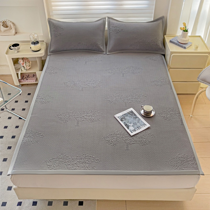 91家纺网 家纺一手货源 找家纺 富馨莱 2025新款A类480克PE凉感凉豆豆凉席三件套和单件平铺款 发财树-灰