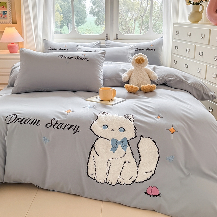 91家纺网 家纺一手货源 找家纺 凯美 2025新款超柔水洗棉卡通贴布绣四件套 幸运小猫-浅灰