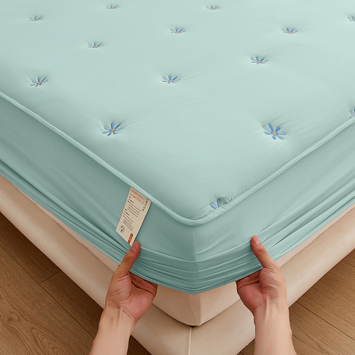 91家纺网 家纺一手货源 找家纺 盛眠 2025新款水洗棉刺绣夹棉床笠床罩家用床垫套 雏菊 绿