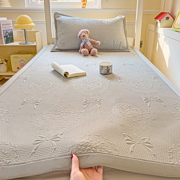 91家纺网 家纺一手货源 找家纺 富馨莱 2025新款A类480克PE凉感凉豆豆凉席三件套和单件学生款 蝴蝶結-灰