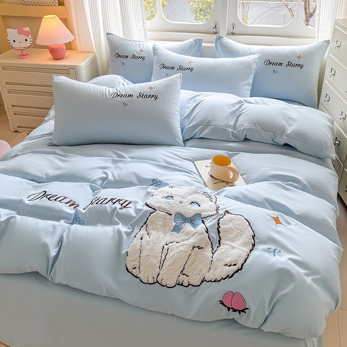 91家纺网 家纺一手货源 找家纺 凯美 2025新款超柔水洗棉卡通贴布绣四件套 幸运小猫-浅蓝