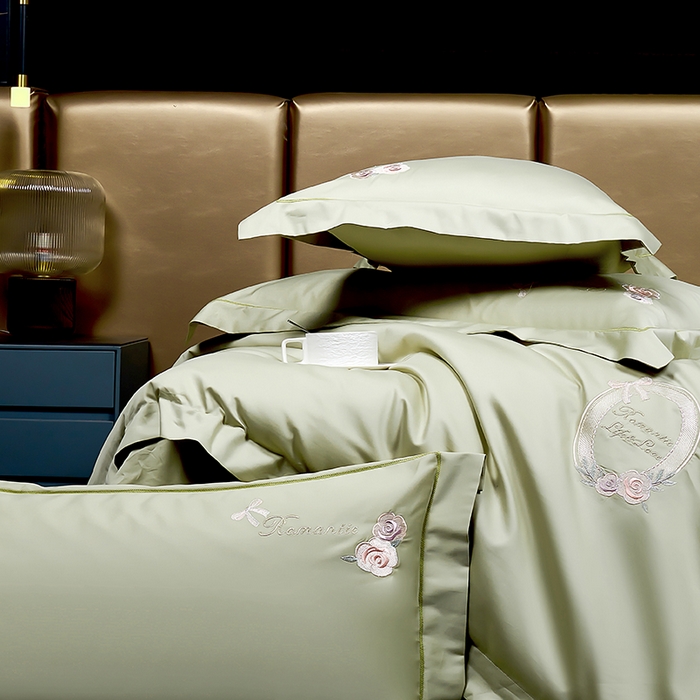 91家纺网 家纺一手货源 找家纺 U品汇 2025新款60s支贡缎长绒棉刺绣花四件套纯棉全棉100%棉礼盒包装 安妮贝尔-抹茶绿