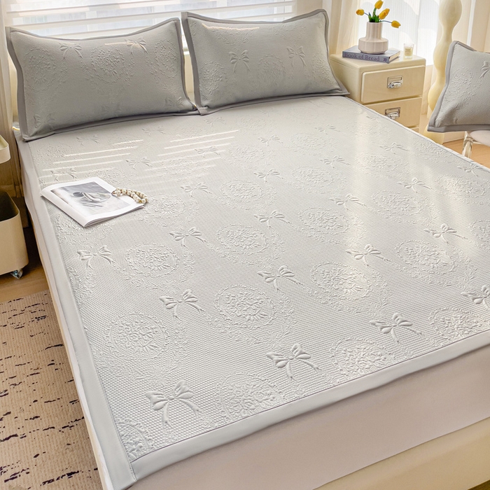 91家纺网 家纺一手货源 找家纺 富馨莱 2025新款A类480克PE凉感凉豆豆凉席三件套和单件平铺款 蝴蝶結-灰