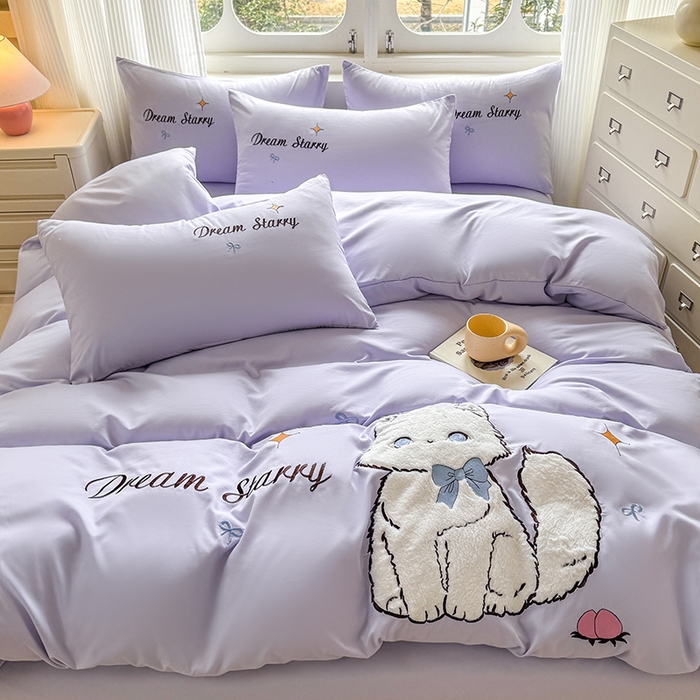 91家纺网 家纺一手货源 找家纺 凯美 2025新款超柔水洗棉卡通贴布绣四件套 幸运小猫-浅紫