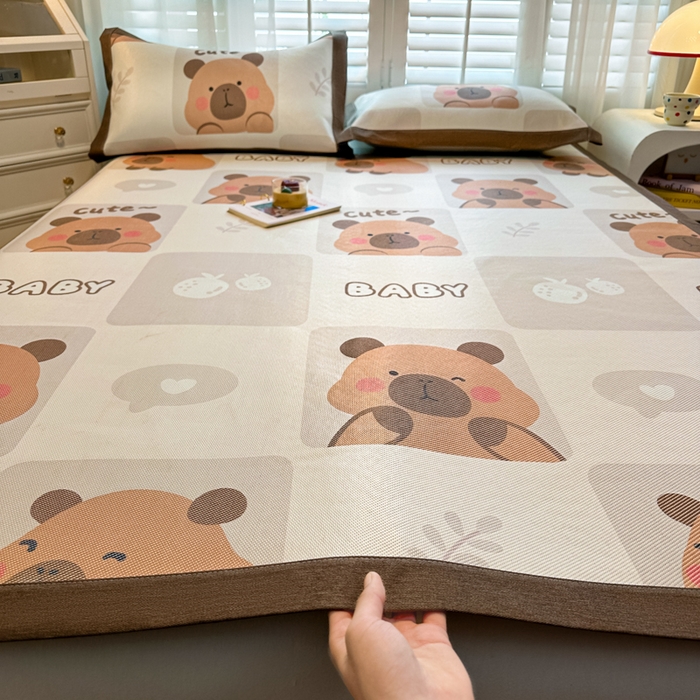 91家纺网 家纺一手货源 找家纺 席佬大 2025新款高克重卡通数码印花冰藤席床席床笠款 卡皮巴拉-平铺款-平铺款