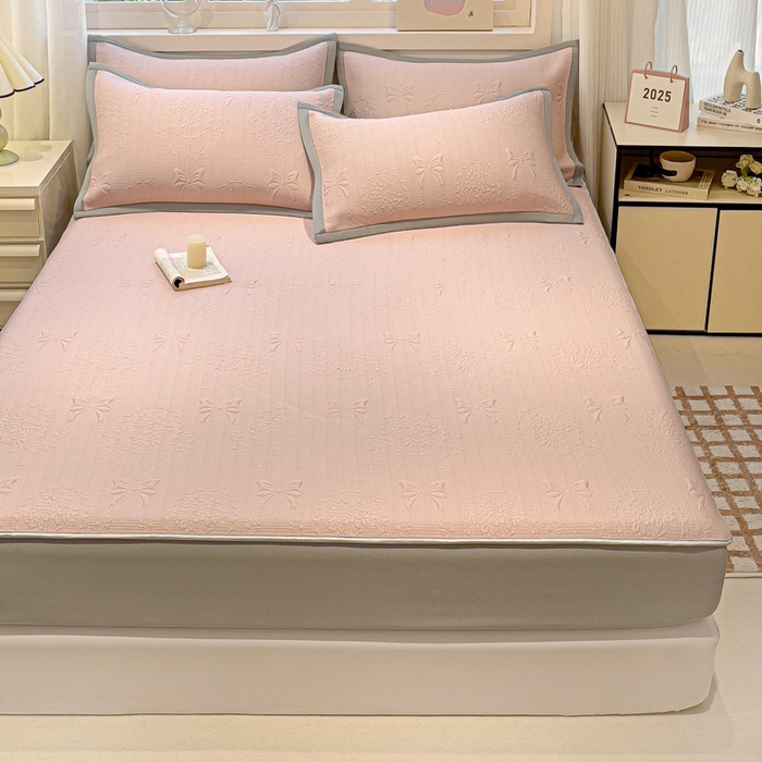 91家纺网 家纺一手货源 找家纺 富馨莱 2025新款A类480克PE凉感凉豆豆凉席三件套和单件床笠款 蝴蝶結-奶昔粉