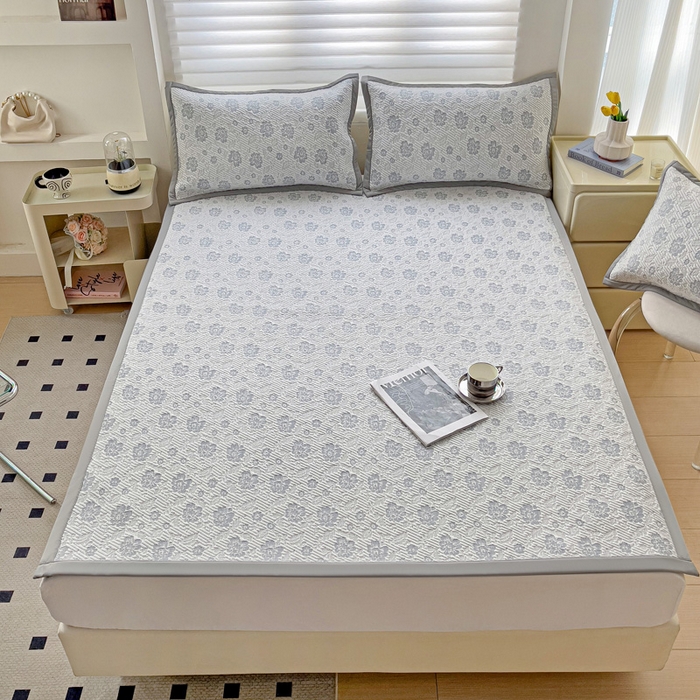 91家纺网 家纺一手货源 找家纺 富馨莱 2025新款A类480克PE凉感凉豆豆凉席三件套和单件平铺款 玫瑰花园-灰