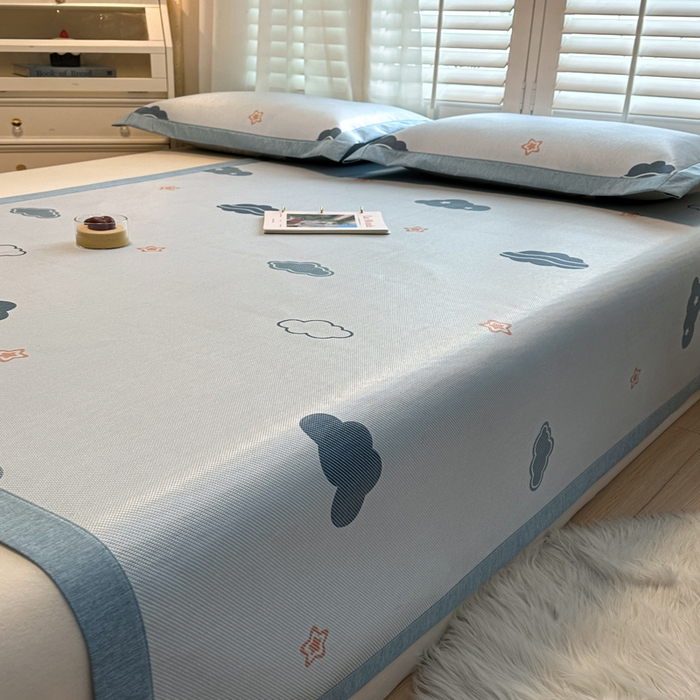 91家纺网 家纺一手货源 找家纺 席佬大 2025新款高克重卡通数码印花冰藤席床席床笠款 蓝天白云-平铺款-平铺款