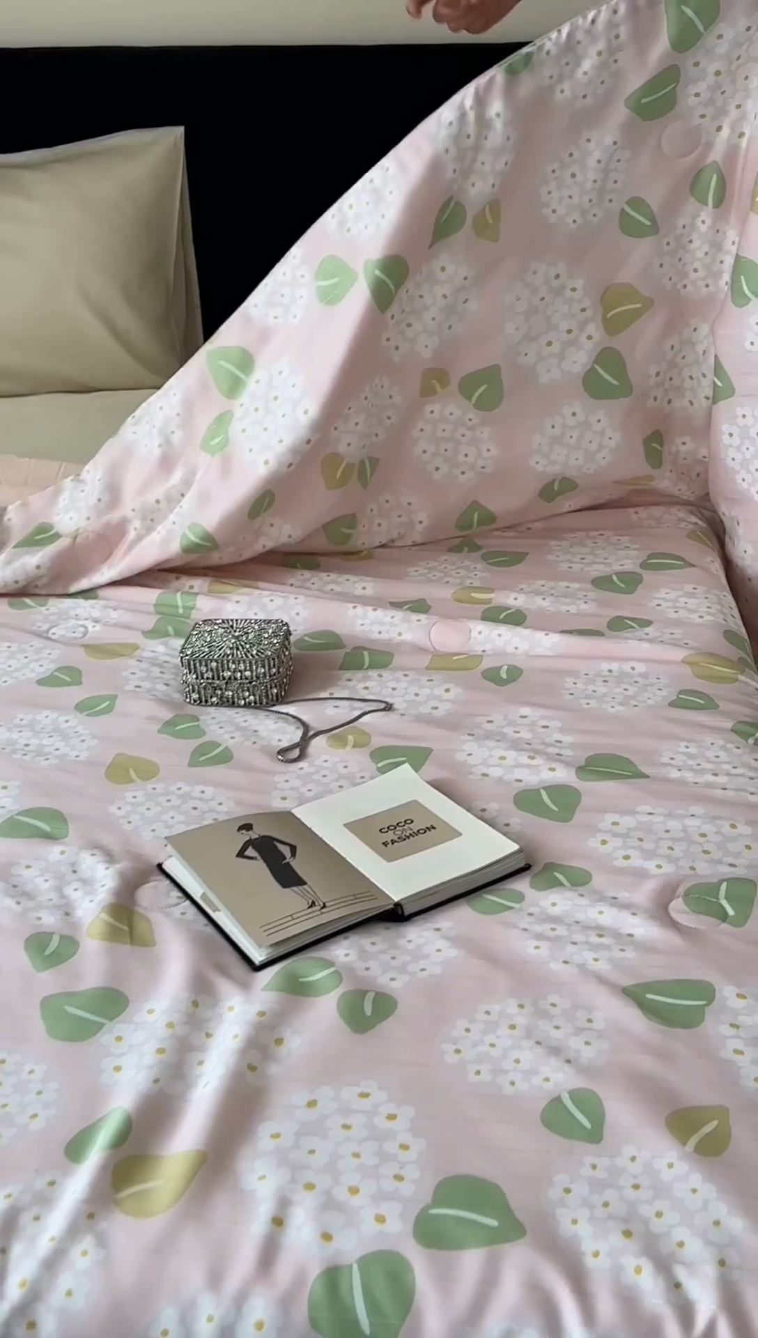 91家纺网 家纺一手货源 找家纺 茧羽世家 2025新款天丝银萃沁氧抗菌系列夏被子被芯 粉黛绣梦