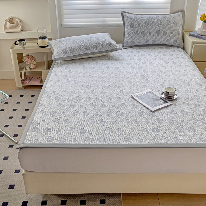 91家纺网 家纺一手货源 找家纺 富馨莱 2025新款A类480克PE凉感凉豆豆凉席三件套和单件平铺款 玫瑰花园-灰