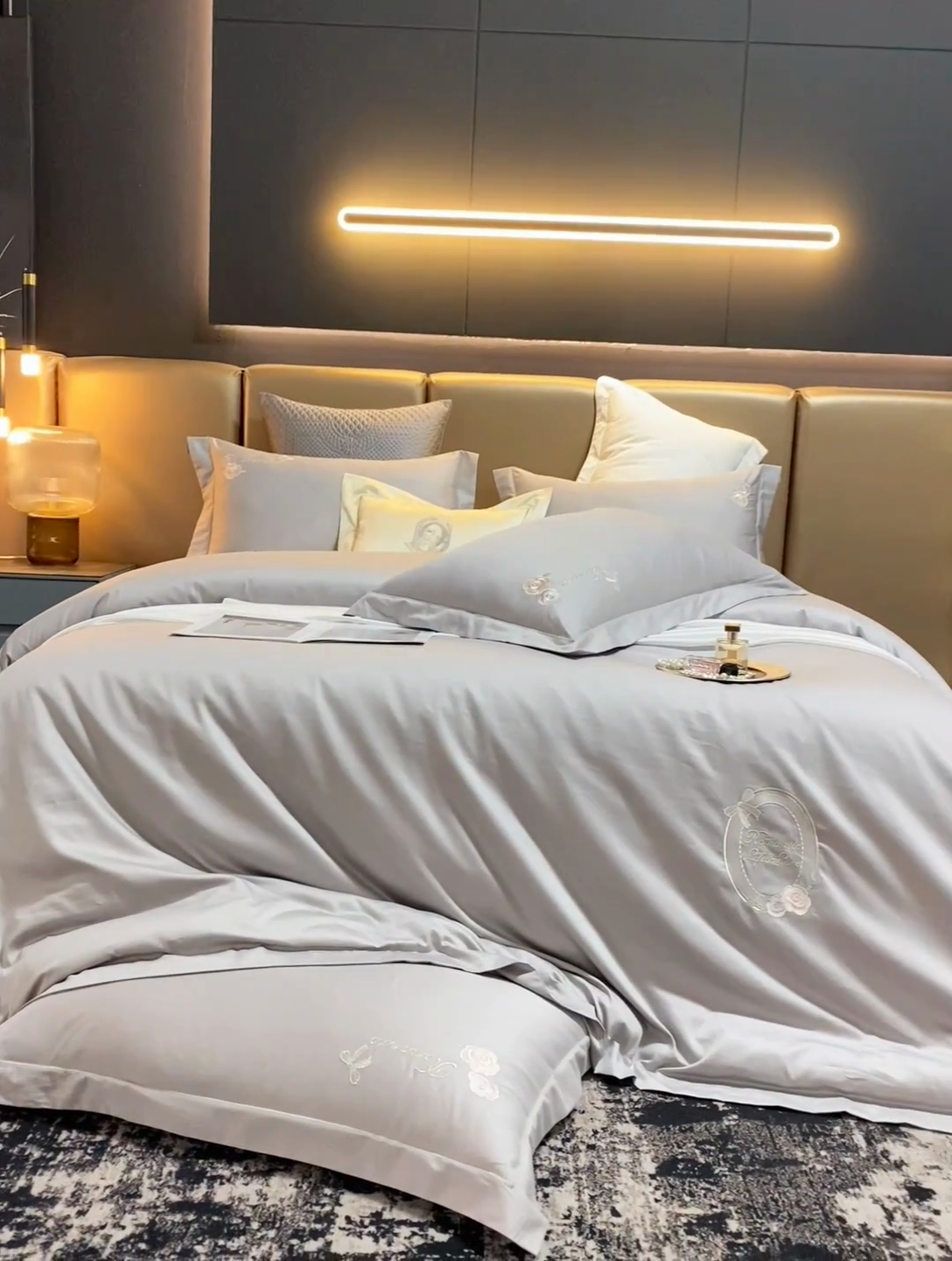 91家纺网 家纺一手货源 找家纺 U品汇 2025新款60s支贡缎长绒棉刺绣花四件套纯棉全棉100%棉礼盒包装 安妮贝尔-高级灰