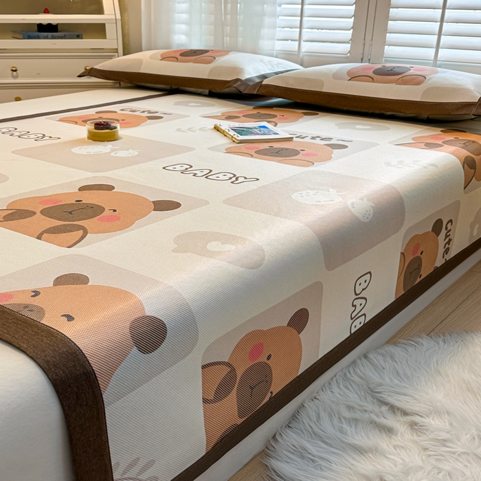 91家纺网 家纺一手货源 找家纺 席佬大 2025新款高克重卡通数码印花冰藤席床席床笠款 卡皮巴拉-平铺款-平铺款