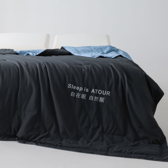 91家纺网 家纺一手货源 找家纺 暖芯家纺 2025新款亚朵同款深睡Pro夏被自在眠自然醒 深灰+普鲁士蓝