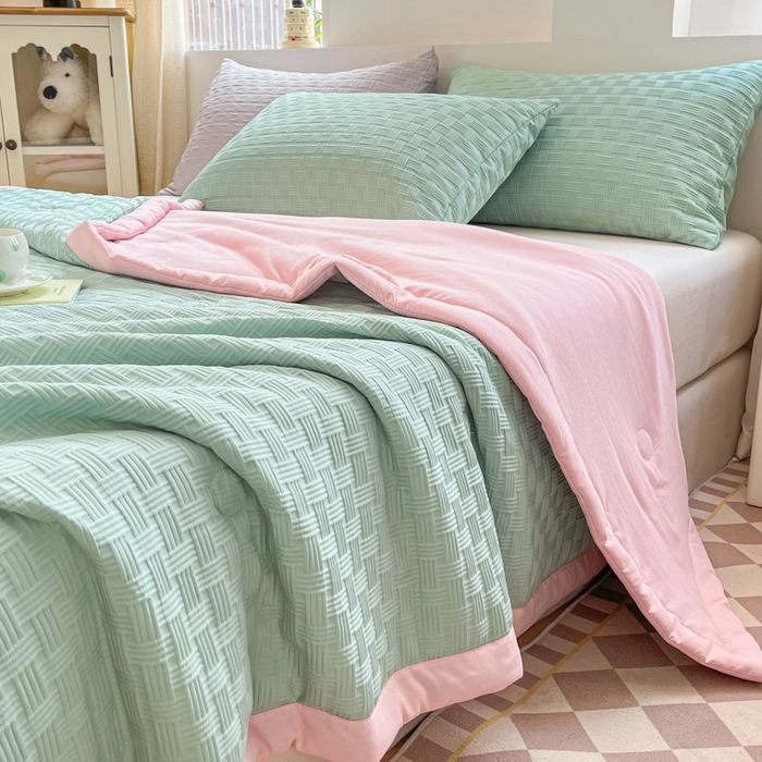 91家纺网 家纺一手货源 找家纺 欧邦 2025新款华夫格水洗棉夏被 绿＋粉