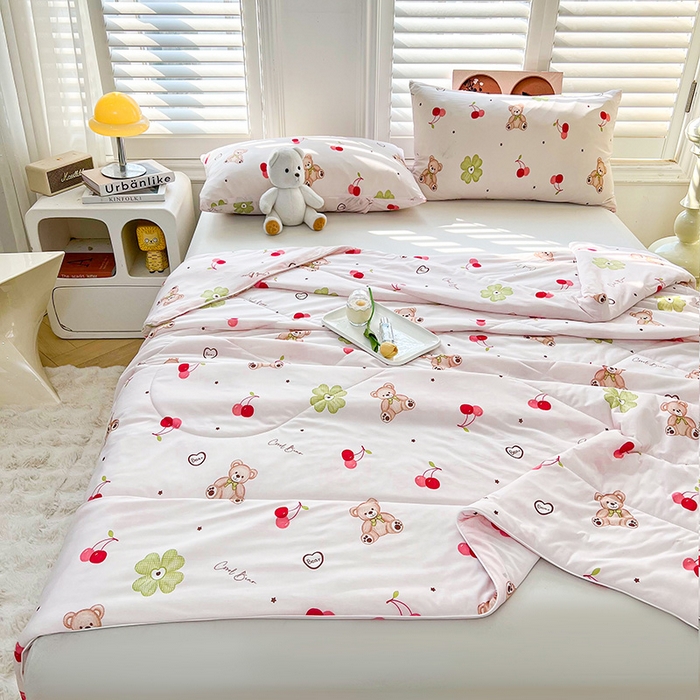 91家纺网 家纺一手货源 找家纺 好梦来家纺（原锦茂家纺） 2025新款印花凉感丝抗菌夏被 樱桃小熊