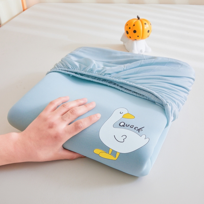 91家纺网 家纺一手货源 找家纺 2025春夏新款独家研发太空层凉感鸭冰丝烫画软凉席床笠款 凉感鸭-浅兰