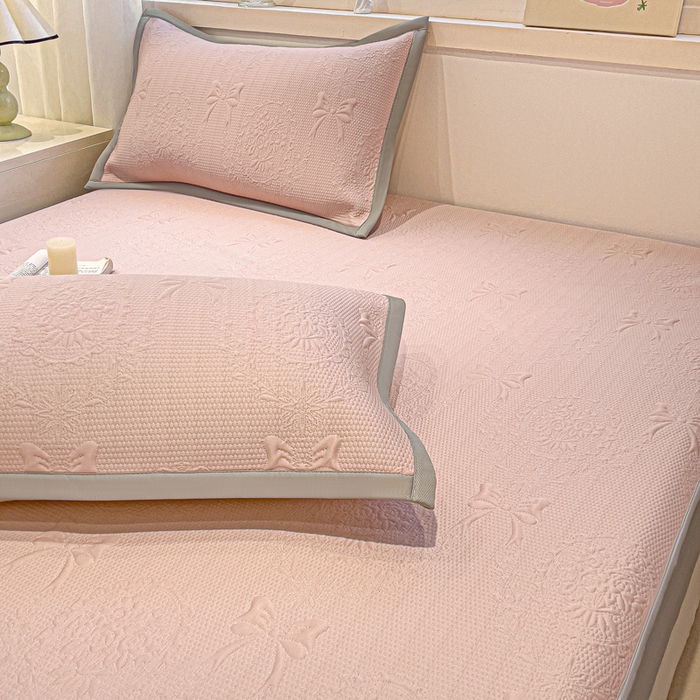 91家纺网 家纺一手货源 找家纺 富馨莱 2025新款A类480克PE凉感凉豆豆凉席三件套和单件床笠款 蝴蝶結-奶昔粉