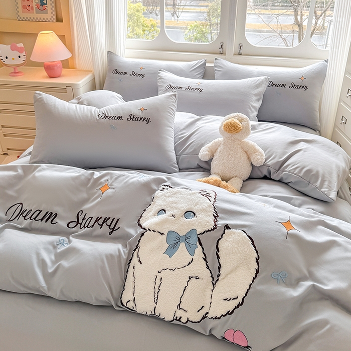 91家纺网 家纺一手货源 找家纺 凯美 2025新款超柔水洗棉卡通贴布绣四件套 幸运小猫-浅灰