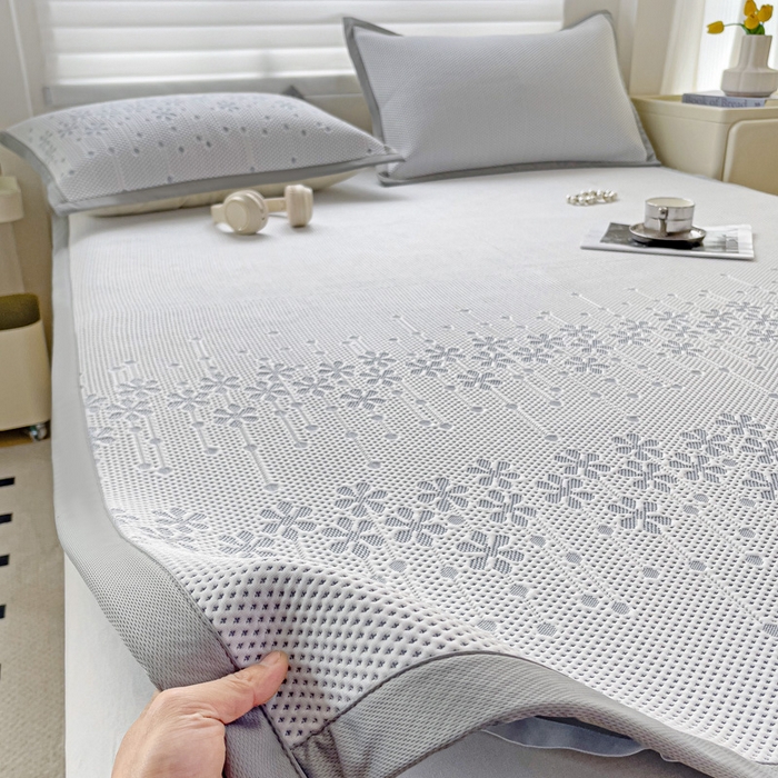 91家纺网 家纺一手货源 找家纺 富馨莱 2025新款A类480克PE凉感凉豆豆凉席三件套和单件平铺款 倾城