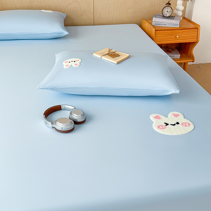 91家纺网 家纺一手货源 找家纺 澳梵家居 2025新款A类全棉毛巾绣床笠 兔兔-蓝