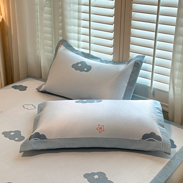 91家纺网 家纺一手货源 找家纺 席佬大 2025新款高克重卡通数码印花冰藤席床席床笠款 蓝天白云-平铺款-平铺款