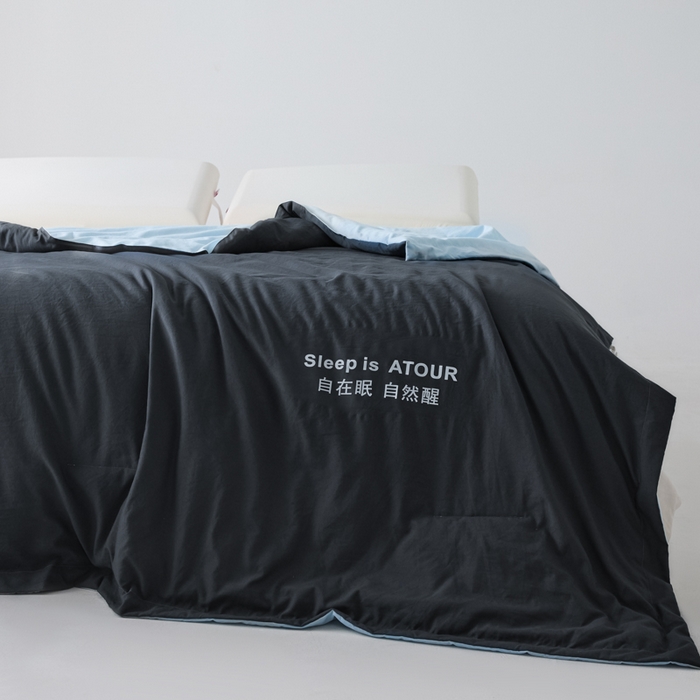 91家纺网 家纺一手货源 找家纺 暖芯家纺 2025新款亚朵同款深睡Pro夏被自在眠自然醒 深灰+克莱茵蓝