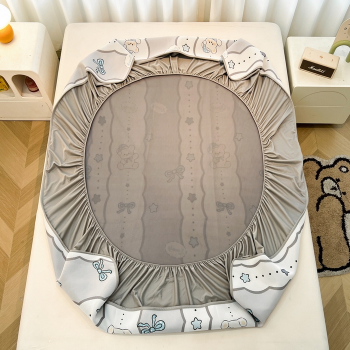 91家纺网 家纺一手货源 找家纺 2025春夏新款独家研发太空层凉感软席冰丝印花凉席床笠款 甜梦小熊