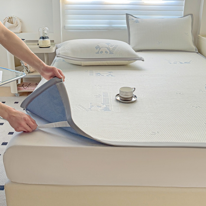 91家纺网 家纺一手货源 找家纺 富馨莱 2025新款A类480克PE凉感凉豆豆凉席三件套和单件平铺款 熊猫嘟嘟-蓝