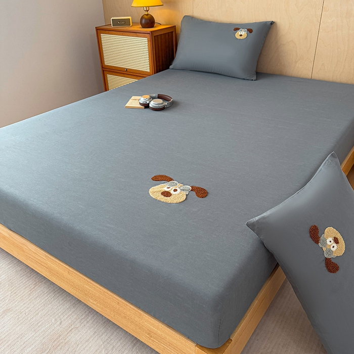 91家纺网 家纺一手货源 找家纺 澳梵家居 2025新款A类全棉毛巾绣床笠 飞天小狗-灰色