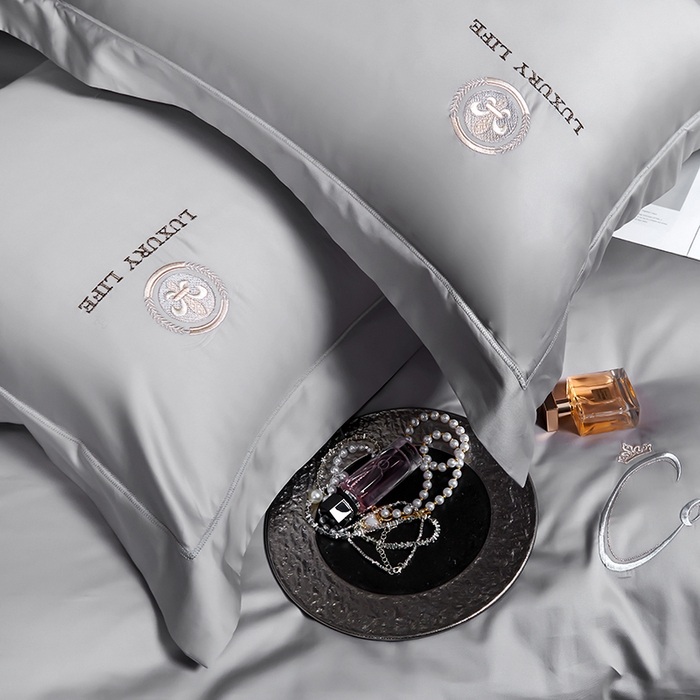 91家纺网 家纺一手货源 找家纺 U品汇 2025新款60s支贡缎长绒棉刺绣花四件套纯棉全棉100%棉礼盒包装 简凡-高级灰
