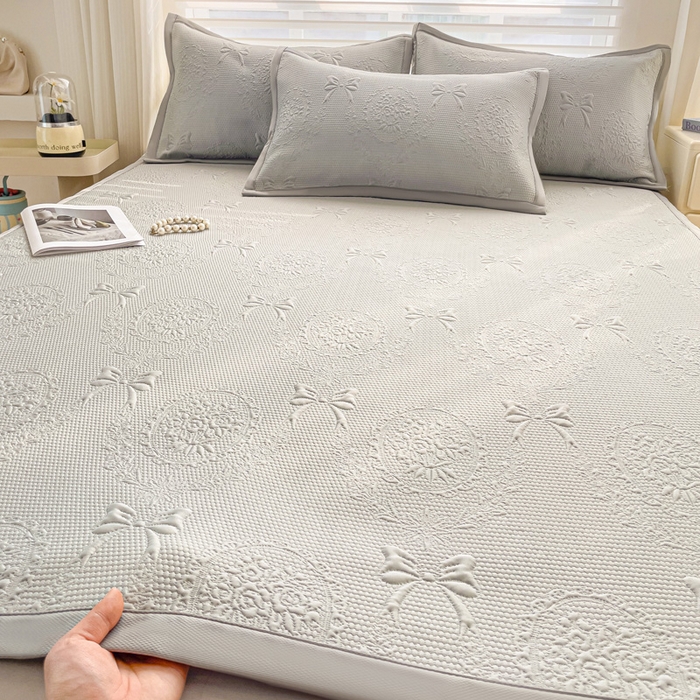 91家纺网 家纺一手货源 找家纺 富馨莱 2025新款A类480克PE凉感凉豆豆凉席三件套和单件平铺款 蝴蝶結-灰