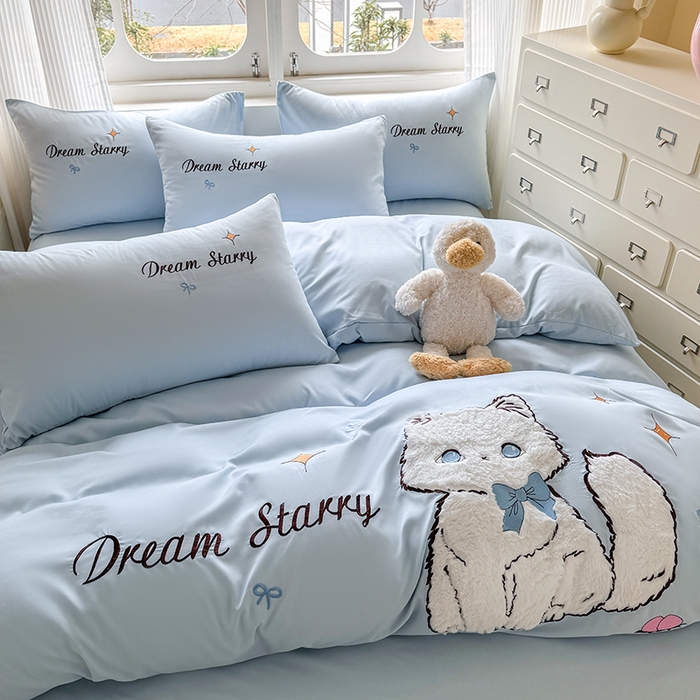 91家纺网 家纺一手货源 找家纺 凯美 2025新款超柔水洗棉卡通贴布绣四件套 幸运小猫-浅蓝