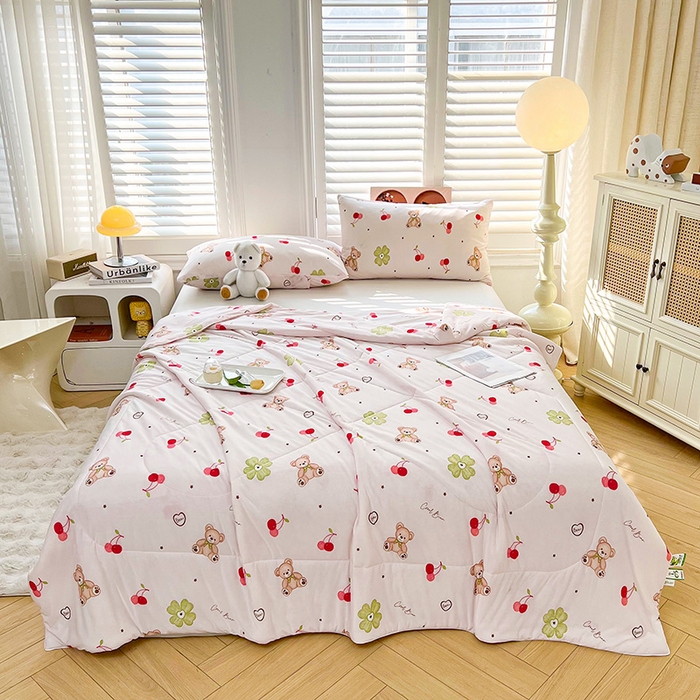 91家纺网 家纺一手货源 找家纺 好梦来家纺（原锦茂家纺） 2025新款印花凉感丝抗菌夏被 樱桃小熊