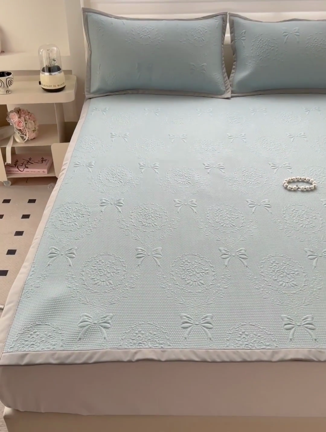 91家纺网 家纺一手货源 找家纺 富馨莱 2025新款A类480克PE凉感凉豆豆凉席三件套和单件平铺款 蝴蝶結-蓝