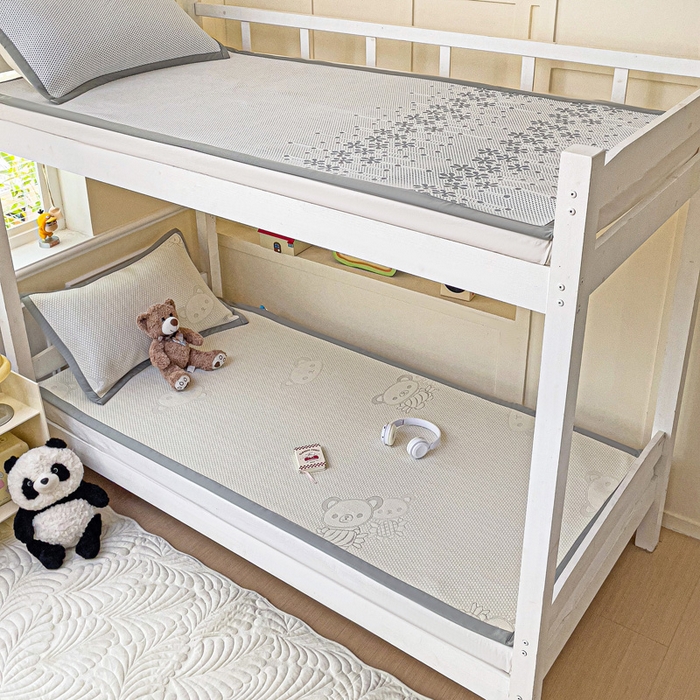 91家纺网 家纺一手货源 找家纺 富馨莱 2025新款A类480克PE凉感凉豆豆凉席三件套和单件学生款 快乐熊仔