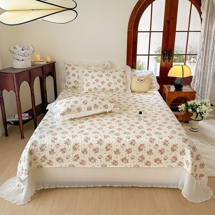 91家纺网 家纺一手货源 找家纺 赫本家纺  2025新款水洗棉花边款夹棉床盖三件套四件套 寇依娜