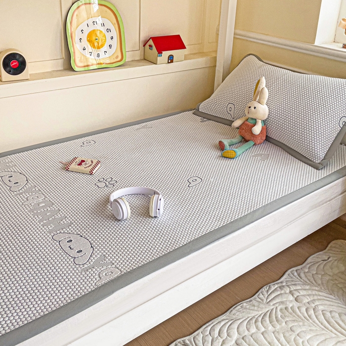 91家纺网 家纺一手货源 找家纺 富馨莱 2025新款A类480克PE凉感凉豆豆凉席三件套和单件学生款 呆呆狗