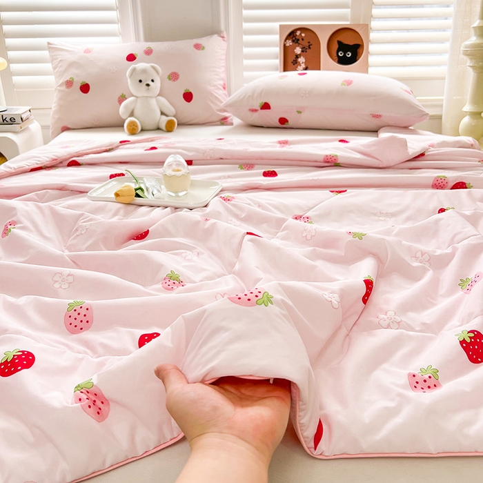 91家纺网 家纺一手货源 找家纺 好梦来家纺（原锦茂家纺） 2025新款印花凉感丝抗菌夏被 草莓甜心